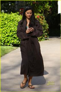 Olivia Munn feet photo thumbnail