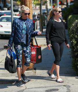 Reese Witherspoon feet photo thumbnail