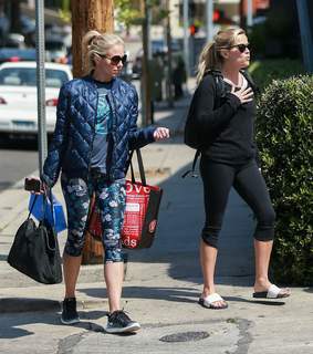 Reese Witherspoon feet photo thumbnail