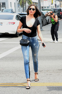 Olivia Culpo feet photo thumbnail