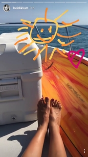 Heidi Klum feet photo thumbnail