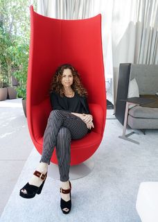 Minnie Driver feet photo thumbnail