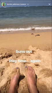 Kendra Wilkinson feet photo thumbnail