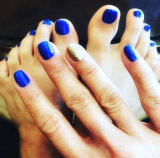 Carrie Underwood feet photo thumbnail