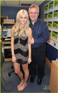 Pixie Lott feet photo thumbnail