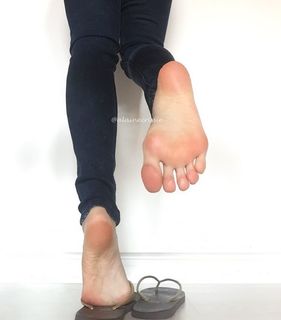 Alaine Crissiê feet photo thumbnail