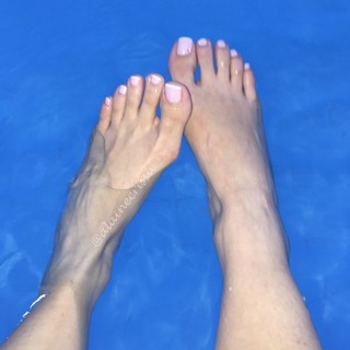 Alaine Crissiê feet photo thumbnail