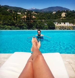 Daisy Fuentes feet photo thumbnail