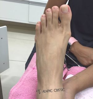 Alaine Crissiê feet photo thumbnail