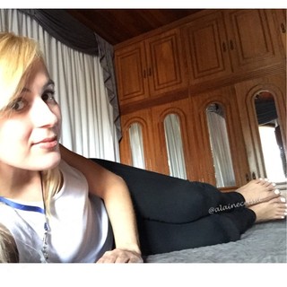 Alaine Crissiê feet photo thumbnail