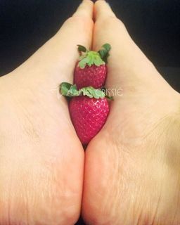 Alaine Crissiê feet photo thumbnail