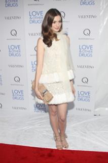 Anne Hathaway feet photo thumbnail