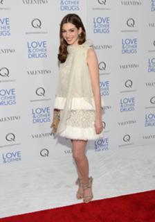 Anne Hathaway feet photo thumbnail