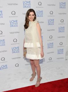 Anne Hathaway feet photo thumbnail