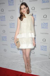 Anne Hathaway feet photo thumbnail
