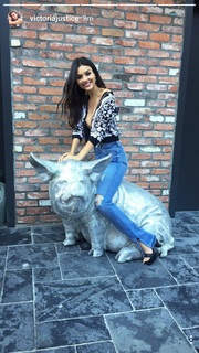 Victoria Justice feet photo thumbnail