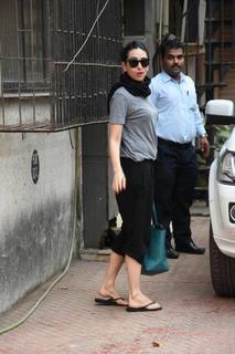 Karisma Kapoor feet photo thumbnail