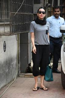 Karisma Kapoor feet photo thumbnail