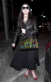 Michelle Trachtenberg feet photo thumbnail