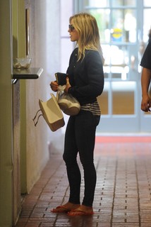 Julianne Hough feet photo thumbnail