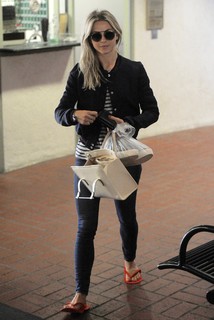 Julianne Hough feet photo thumbnail