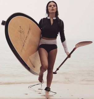 Isis Valverde feet photo thumbnail