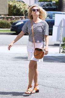 Reese Witherspoon feet photo thumbnail