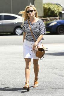 Reese Witherspoon feet photo thumbnail