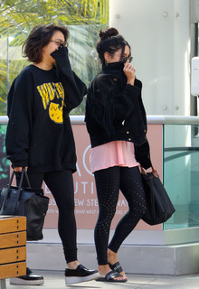 Vanessa Hudgens feet photo thumbnail