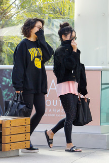 Vanessa Hudgens feet photo thumbnail