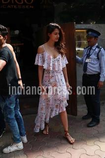 Disha Patani feet photo thumbnail