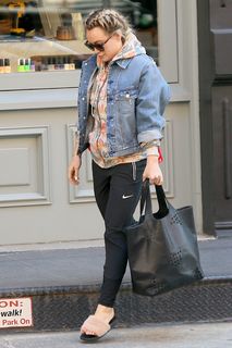 Hilary Duff feet photo thumbnail