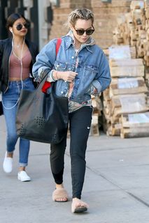 Hilary Duff feet photo thumbnail
