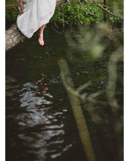 Isis Valverde feet photo thumbnail