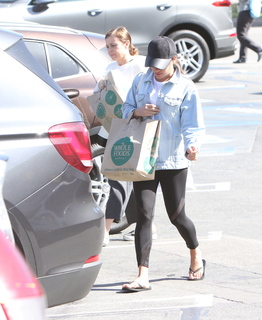 Lea Michele feet photo thumbnail