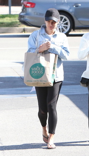 Lea Michele feet photo thumbnail