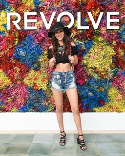 Victoria Justice feet photo thumbnail
