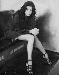 Liv Tyler feet photo thumbnail