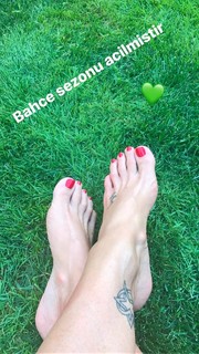 Pinar Altug feet photo thumbnail
