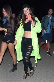 Victoria Justice feet photo thumbnail