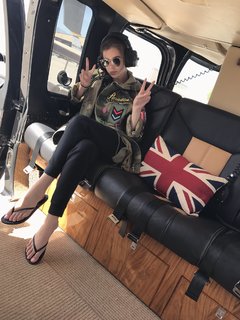 Hailee Steinfeld feet photo thumbnail