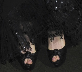 Anne Hathaway feet photo thumbnail
