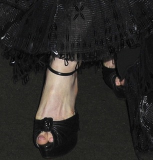 Anne Hathaway feet photo thumbnail