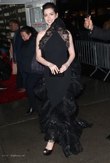 Anne Hathaway feet photo thumbnail