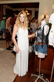 Ashley Greene feet photo thumbnail