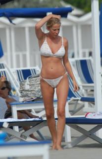 Alessia Marcuzzi feet photo thumbnail