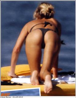 Alessia Marcuzzi feet photo thumbnail