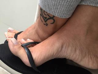 Karin Klemp feet photo thumbnail
