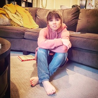 Jennette McCurdy feet photo thumbnail
