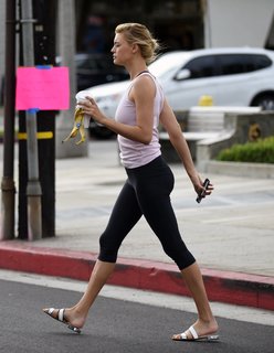 Kelly Rohrbach feet photo thumbnail